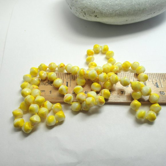 Uranium glass bead Necklace - Picture 5 of 15